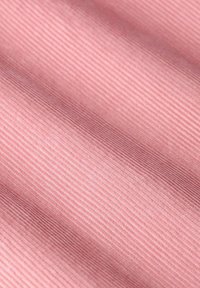 Getextureerde roze stof met fijne ribbels, toont een zachte glans en subtiele kleurnuances, waarbij het gladde oppervlak en de diepte worden benadrukt.