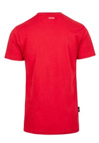 Rotes Baumwoll-T-Shirt mit kurzen Ärmeln, Rundhalsausschnitt und einem bedruckten Logo auf dem oberen Rücken. Glatte Textur, normale Passform, keine Muster.
