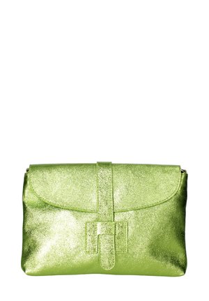 Borsa a tracolla verde metallica con texture liscia, patta pieghevole e chiusura a nastro. Design compatto adatto per trasportare l'essenziale.