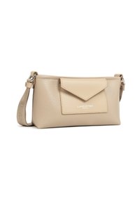 Sac à bandoulière en cuir rectangulaire beige avec surface texturée, poche avant à rabat et sangle ajustable avec accents en métal.