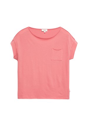 Koralowo-różowa koszulka z krótkim rękawem, okrągłym dekoltem i małą kieszonką na piersi, rozłożona na białym tle.