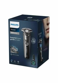 Scatola del rasoio Philips Serie 5000 con un design grigio, tre teste circolari, display digitale e illustrazione del pod di pulizia rapida.