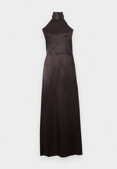 Ujjatlan, magas nyakú fekete ruha sima szaténból. Földig érő fazon, testhez álló felsőrésszel és áramló szoknyával. Minimális díszítés.