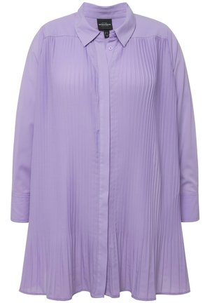 Lavendel, langärmliges Hemd mit einem plissierten Design, Knopfleiste vorne und klassischem Kragen. Der Stoff wirkt glatt und leicht.