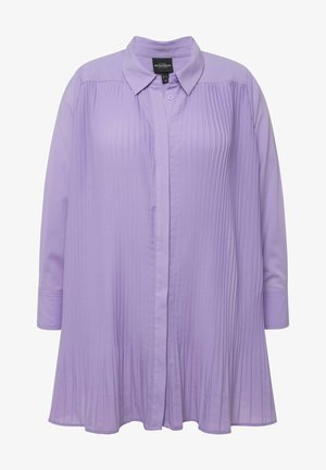 Camicia lavanda a maniche lunghe con un design plissettato, chiusura con bottoni sul davanti e colletto classico. Il tessuto appare liscio e leggero.