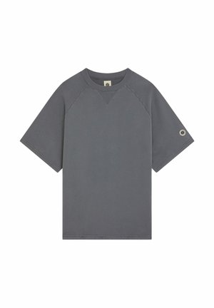 T-shirt gris foncé à manches courtes et col rond côtelé, avec des manches raglan et un petit œillet métallique sur la manche gauche.
