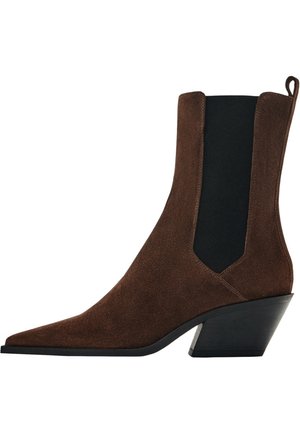 Bottine en daim marron avec bout pointu, panneau latéral élastique noir, patte de tirage au talon et talon bloc incliné.