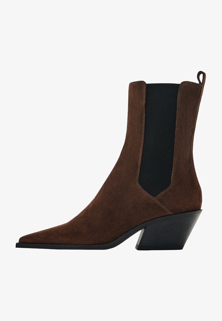 Bottine en daim marron avec bout pointu, panneau latéral élastique noir, patte de tirage au talon et talon bloc incliné.