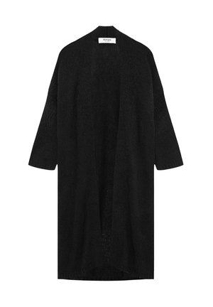 Langer schwarzer cardigan aus Strick mit offenem Vorderteil und faldenden Schultern sowie dem Etikett "Senses" am Hals vor einem weißen Hintergrund.