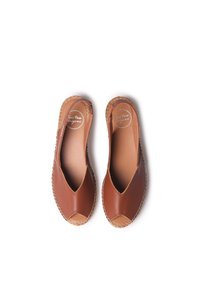 Espadrillas in pelle marrone con punta chiusa, tacco aperto e cuciture a contrasto lungo la suola. Interno morbido e superficie liscia.