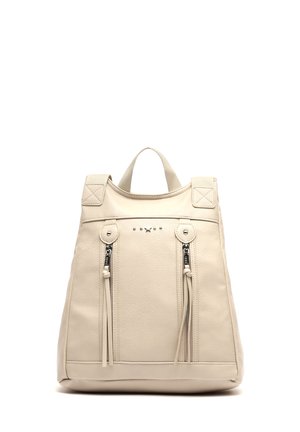 Sac à dos en cuir beige avec deux poches frontales verticales zippées et une courte poignée supérieure, présenté sur fond blanc.