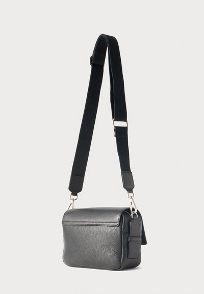 Μαύρη τσάντα χιαστί από δέρμα με υφή, με φαρδιά ρυθμιζόμενη μαύρη υφασμάτινη λουρίδα και ασημένια μεταλλικά κούμπωματα.