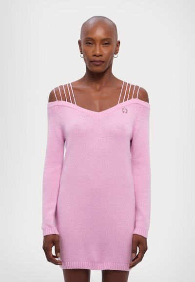 Abito lavorato a maglia rosa con design off-shoulder, caratterizzato da sottili spalline verticali e polsini a coste. Include un piccolo dettaglio del logo sul petto.
