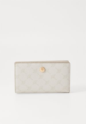 Cartera beige hecha de tela con un patrón sutil. Cuenta con un cierre de botón dorado en la parte frontal. Textura suave y forma rectangular.