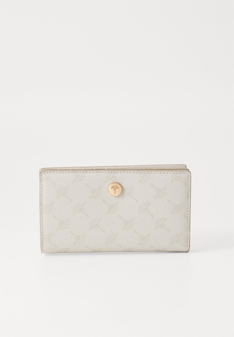 Smėlio spalvos piniginė, pagaminta iš audinio su subtiliu raštu. Priekyje yra auksinė mygtuko uždarymo sistema. Lygus paviršius ir stačiakampio forma.