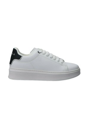 Biały niski sneaker z grubą podeszwą, sznurowany z przodu, z czarną zakładką na pięcie z częściowym białym tekstem na jednolitym białym tle.