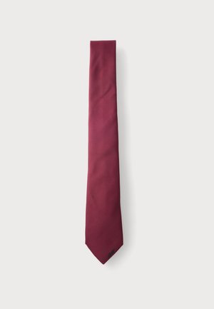 Cravate homme rouge foncé uni avec une extrémité étroite et une texture subtile sur fond blanc.