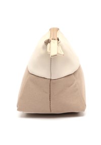 Funda con cremallera en tonos beige y crema, con un fondo de lona texturizada y parte superior de cuero suave, presenta una costura central y un hardware de cremallera discreto.