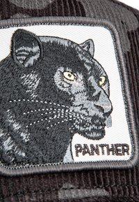 Czarny kapelusz z korduroy z haftowanym wizerunkiem głowy pantery z żółtymi oczami oraz napisem "PANTHER" poniżej.