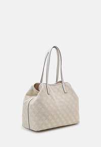 Sac fourre-tout tissé beige avec des accents en cuir blanc, présentant une forme structurée, deux poignées supérieures et un motif de logo subtil sur toute la surface.