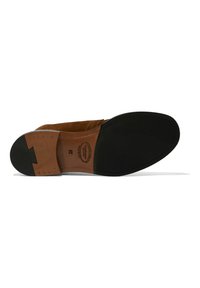 Suola di scarpa in suede marrone con una suola in gomma nera, presenta una sezione in pelle beige e dettagli metallici vicino al tallone.