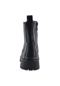 Botín de cuero negro con una textura suave, cremallera lateral y suela de goma gruesa con un borde estriado.