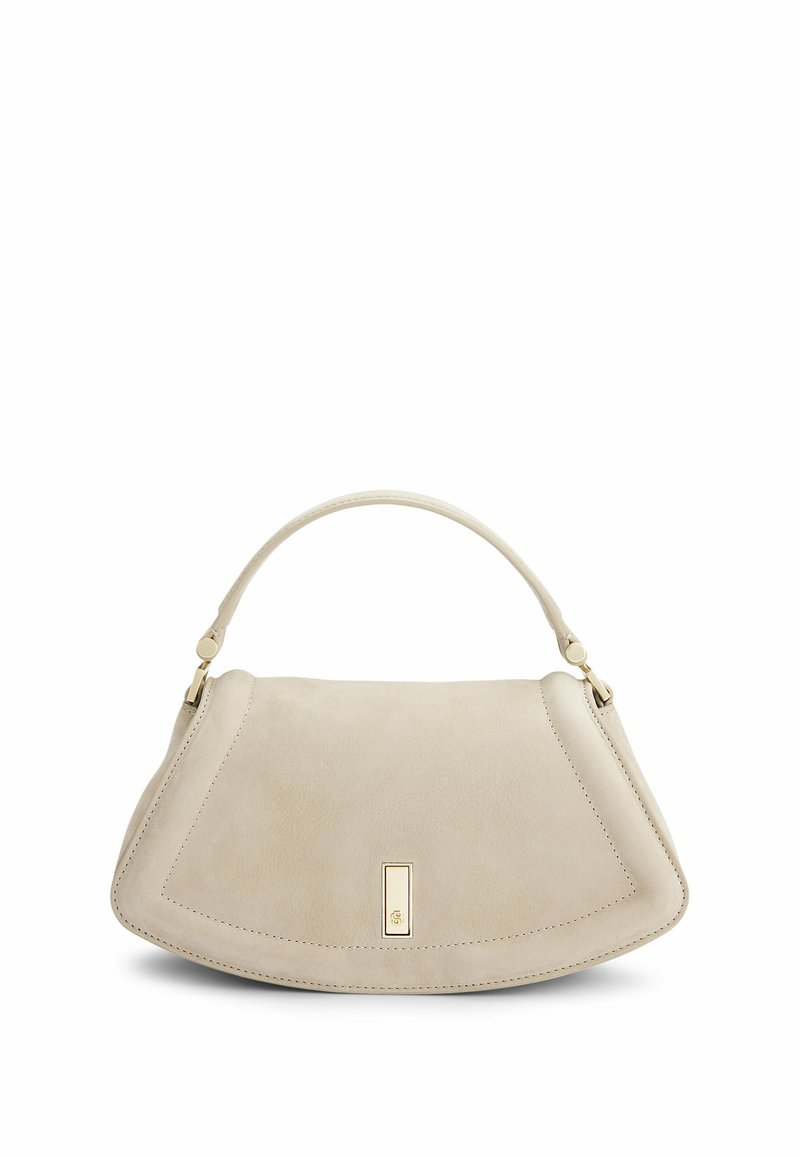 Beige mocka handväska med en böjd form, en handtag, gyllene metallfittings och subtila sömdetaljer längs kanterna.