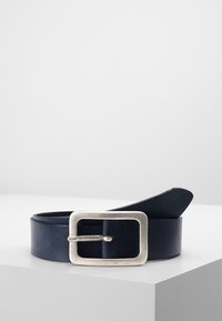 Marine leren riem met een rechthoekige zilveren metalen gesp, met een gladde textuur en een strak ontwerp.