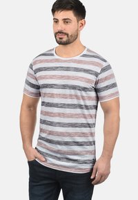 Kurzärmeliges T-Shirt aus leichtem, weichem Stoff mit horizontalen Streifen in Grau, Schwarz und Rostfarbe, ausgestattet mit einem Rundhalsausschnitt und normaler Passform.
