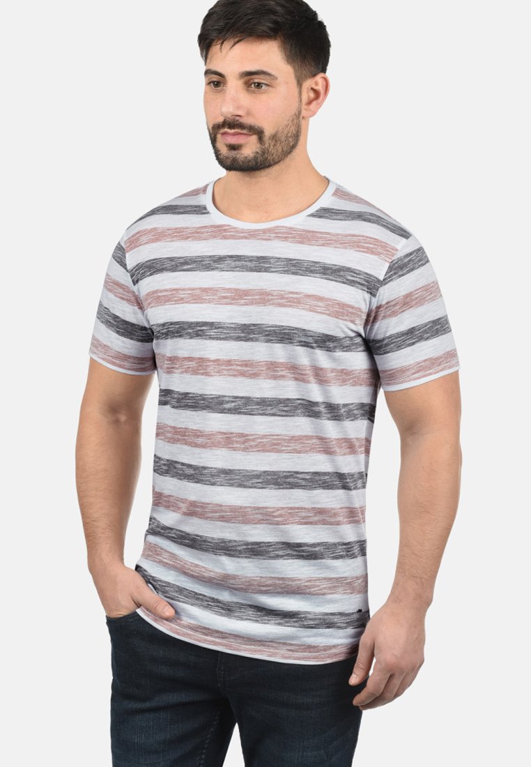 Kurzärmeliges T-Shirt aus leichtem, weichem Stoff mit horizontalen Streifen in Grau, Schwarz und Rostfarbe, ausgestattet mit einem Rundhalsausschnitt und normaler Passform.
