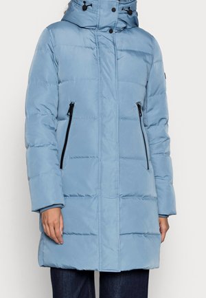 Manteau d'hiver long matelassé bleu clair avec fermeture éclair devant, deux poches zippées verticales et cordons réglables à la capuche.