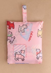 Majhna roza tkaninasta torbica z zanko za rokovanje, okrašena s stripovskimi psički, ki nosijo šale in obliže.