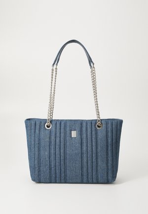 Sac fourre-tout matelassé bleu avec poignées en chaîne argentée et petite plaque métallique carrée avec logo au centre avant.