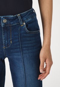 LIU JO AUTHENTIC PANT  - Traperice krojene za nošenje s čizmama - blue denim