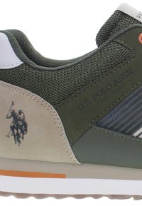 Gröna och beige sneakers i mesh och mocka, med en logotyp, ränder och en orange accent på sulan.