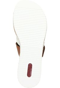 Bruine leren sandaal met witte rubberen zool en een gestructureerd grippatroon. "Rieker" logo in het rood op de zool, met een open ontwerp.