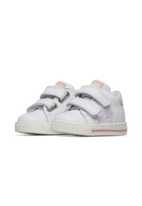 Sneakers bianchi per bambini con due cinturini in velcro, punta arrotondata, dettaglio di stella glitterata sul lato e suola in gomma testurizzata con accenti rosa.