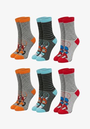 Zes paar kindersokken in drie ontwerpen: grijs met oranje vos, donkergrijs met blauwe vos, en grijs gestreept met een rood lieveheersbeestje.