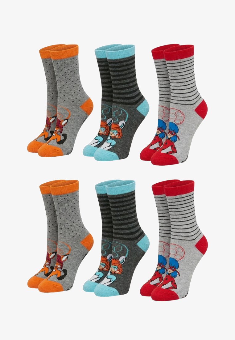 Six paires de chaussettes pour enfants en trois modèles : gris avec un renard orange, gris foncé avec un renard bleu, et gris à rayures avec un personnage de coccinelle rouge.