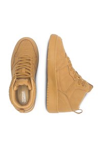 Brązowe buty sportowe za kostkę z gładką skórzaną cholewką, perforowanym noskiem, płaskimi sznurowadłami oraz teksturowaną gumową podeszwą. Logo widoczne na wkładce.
