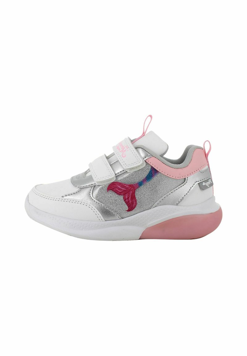 Scarpa atletica bianca e argento con accenti rosa, caratterizzata da una superficie texturizzata, due cinturini in velcro e un vivace design di coda di sirena.
