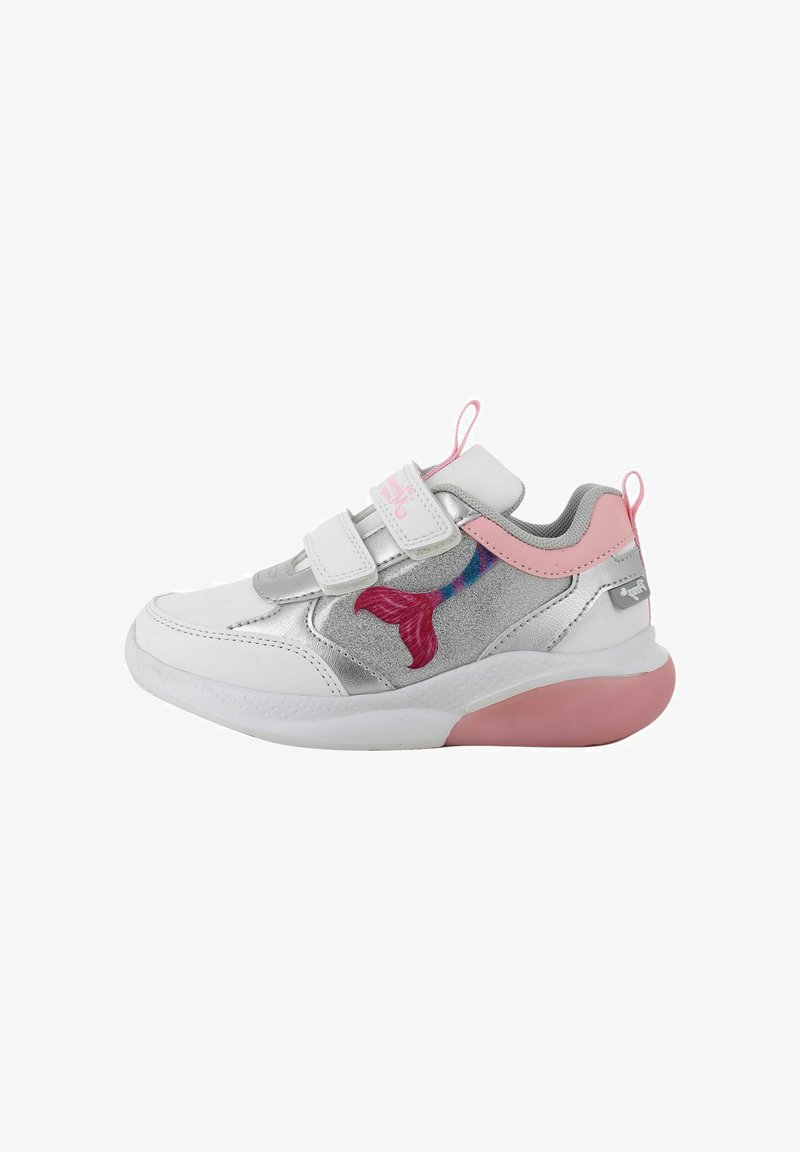 Scarpa atletica bianca e argento con accenti rosa, caratterizzata da una superficie texturizzata, due cinturini in velcro e un vivace design di coda di sirena.