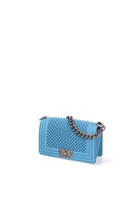 Borsa a tracolla di un blu chiaro con texture e motivo a diamante, tracolla in catena argentata e chiusura metallica. Forma rettangolare con dettagli imbottiti.