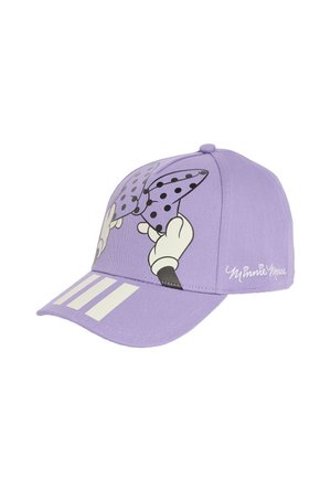 Casquette de baseball lavande avec les mains gantées de Minnie Mouse ajustant un nœud violet à pois, avec l’inscription « Minnie Mouse » sur le côté.