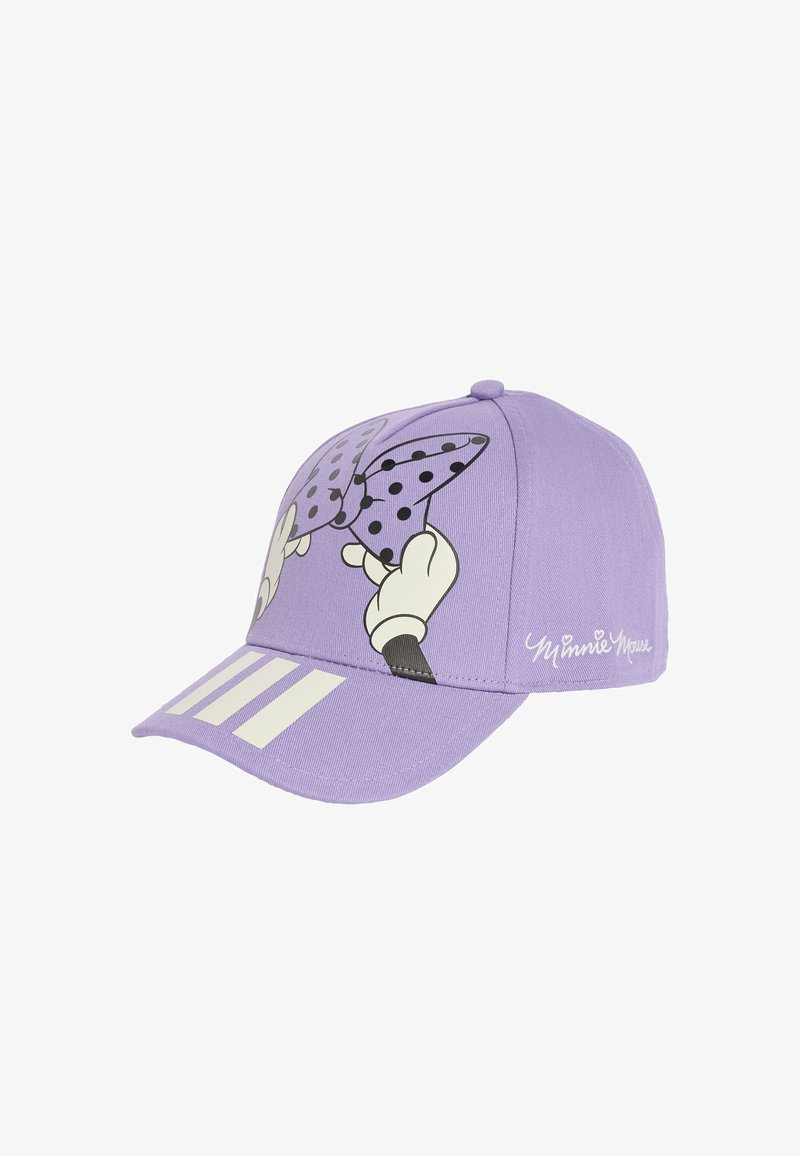 Casquette de baseball lavande avec les mains gantées de Minnie Mouse ajustant un nœud violet à pois, avec l’inscription « Minnie Mouse » sur le côté.