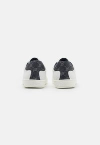Sneaker mit einem weißen Lederoberteil und dunklen strukturierten Fersenteilen mit einem Muster. Gummisohle; hinten geprägt mit dem "JOOP!"-Logo.