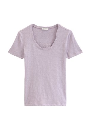 T-shirt à manches courtes violet clair avec encolure dégagée, fabriqué en tissu doux texturé, étiquette de la marque à l'intérieur du col.