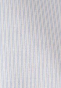Tessuto a righe blu e bianche, cotone leggero, con sottili linee verticali. Texture liscia con una leggera lucentezza.