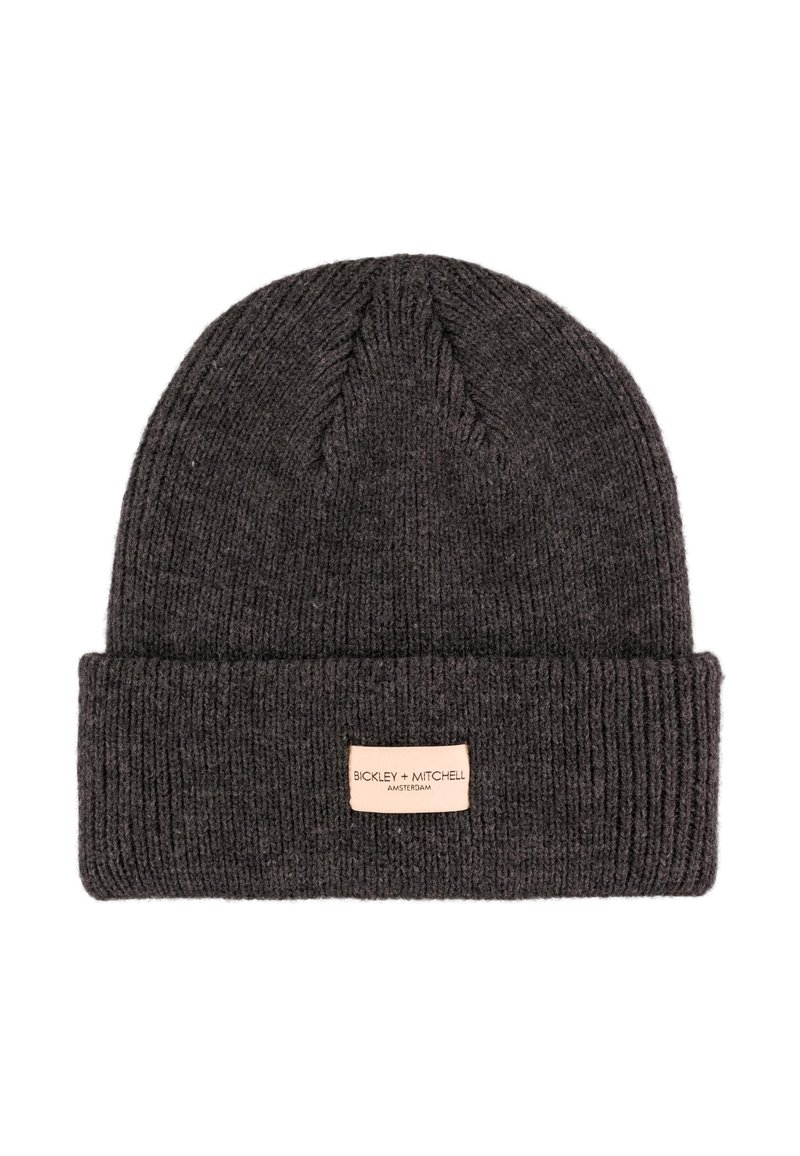 Donkergrijze geribbelde gebreide muts met omgeslagen boord en een klein rechthoekig label met de tekst "BICKLEY + MITCHELL AMSTERDAM".