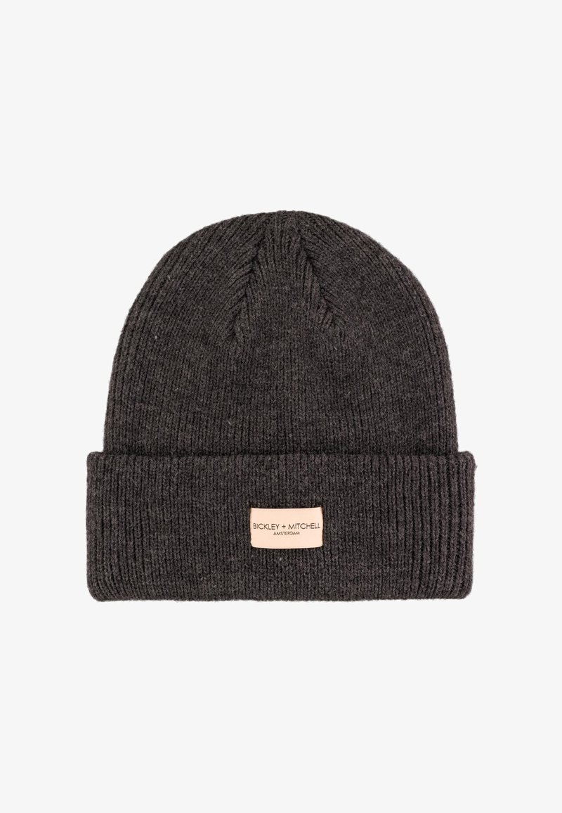 Donkergrijze geribbelde gebreide muts met omgeslagen boord en een klein rechthoekig label met de tekst "BICKLEY + MITCHELL AMSTERDAM".